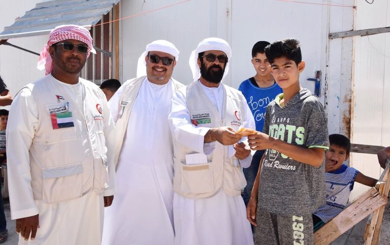 الهلال الأحمر الإماراتي يشارك اللاجئين السوريين بالأردن فرحة العيد