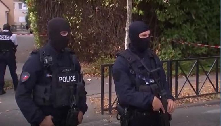 عناصر من الشرطة الفرنسية في موقع الحادث