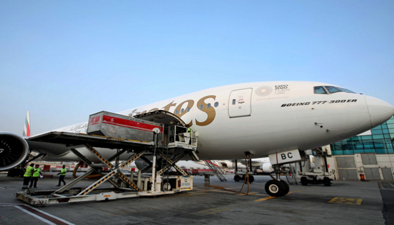 تحميل شحنات مواد الإغاثة على طائرات الإمارات في مطار دبي الدولي