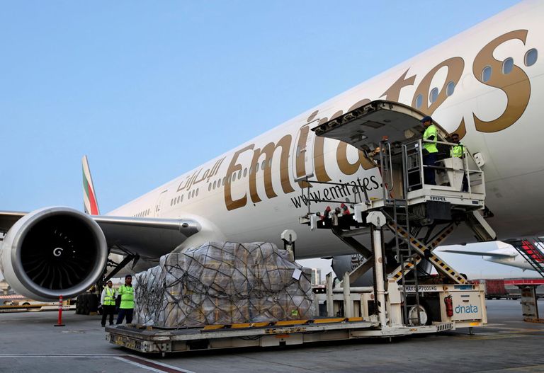 تحميل شحنات مواد الإغاثة على طائرات الإمارات في مطار دبي الدولي