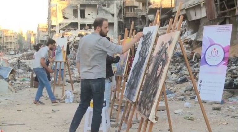 رسامون يجسدون الدمار بمخيم اليرموك في لوحاتهم الفنية