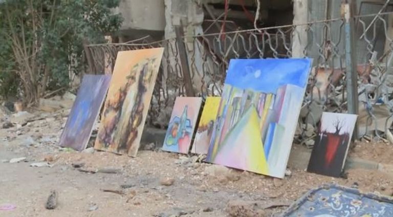 رسامون يجسدون الدمار بمخيم اليرموك في لوحاتهم الفنية