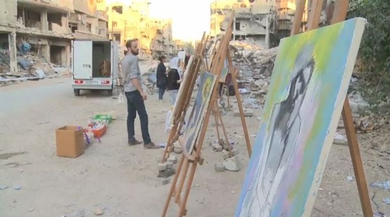 رسامون يجسدون الدمار بمخيم اليرموك في لوحاتهم الفنية