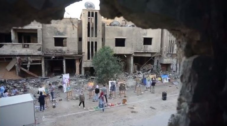 رسامون يجسدون الدمار بمخيم اليرموك في لوحاتهم الفنية