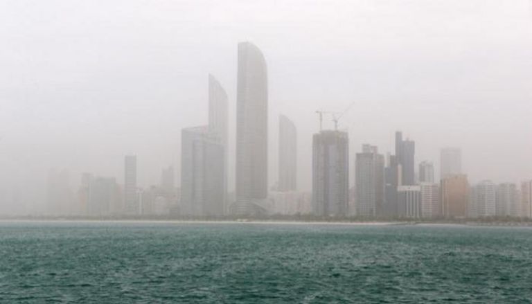 "أرصاد الإمارات" تحذر من الضباب وتدني مدى الرؤية