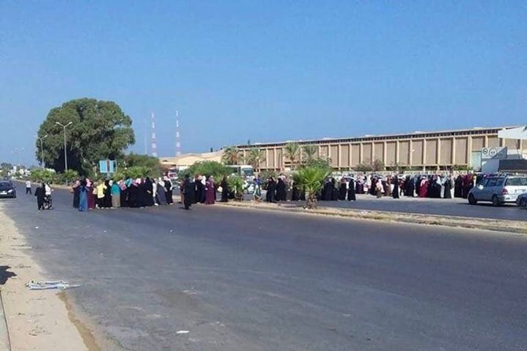 جانب من تظاهرة تدعو لتحرير طرابلس من المليشيات التابعة للسراج والإخوان