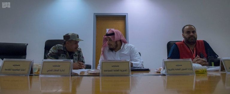 غرفة المراقبة بمنشأة الجمرات تنقل صوراً حية لحركة الحجاج عبر 66 شاشة