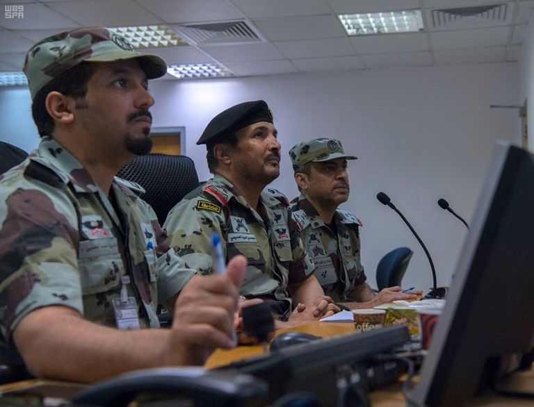 غرفة المراقبة بمنشأة الجمرات تنقل صوراً حية لحركة الحجاج عبر 66 شاشة