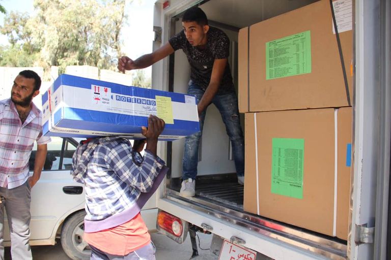 جانب من مساعدات منظمة الصليب الأحمر لمستشفي زليتن عميد بلدية زليتن الليبية مفتاح حمادي