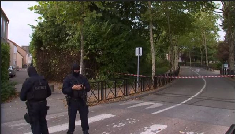 الشرطة في موقع حادث طعن بباريس 
