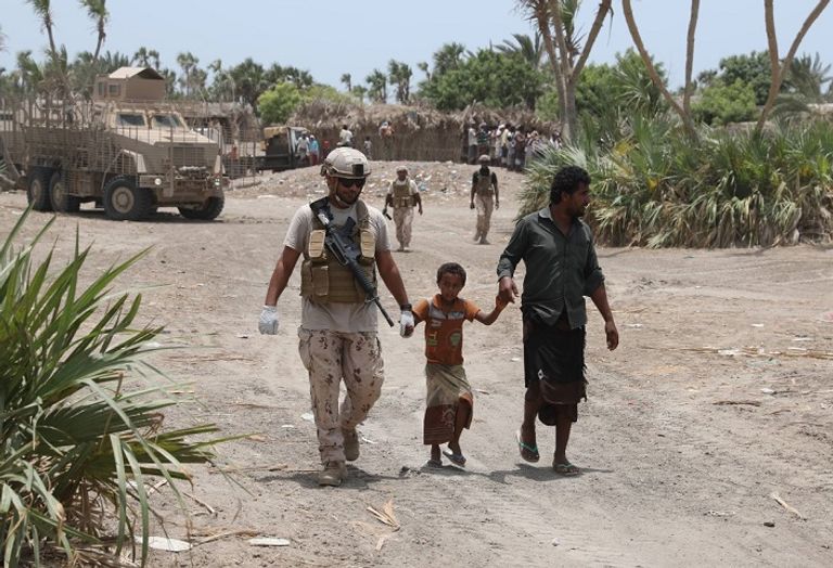 جنود الإمارات يوفرون الدعم والأمان لأطفال اليمن