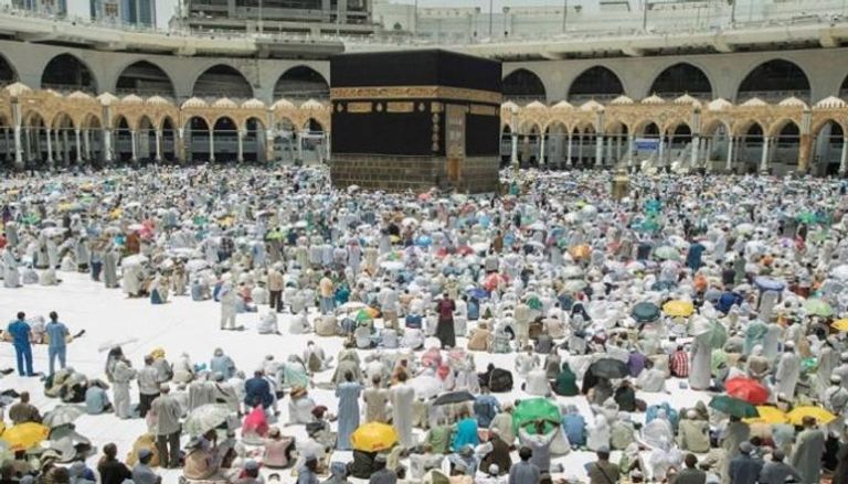 حجاج بيت الله يؤدون صلاة الجمعة بالمسجد الحرام