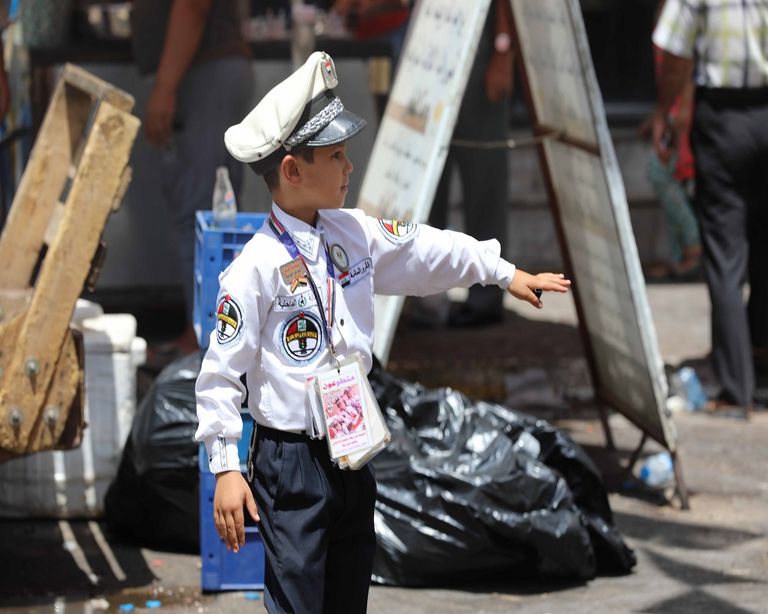 بالصور.. "العين الإخبارية" ترصد تجربة 3 أطفال لحل أزمة المرور ببغداد