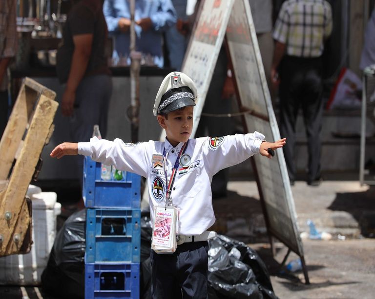 بالصور.. "العين الإخبارية" ترصد تجربة 3 أطفال لحل أزمة المرور ببغداد