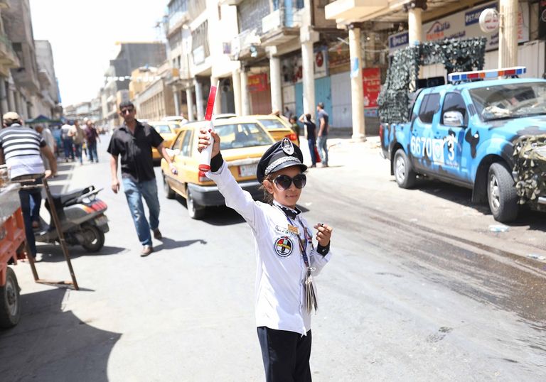 بالصور.. "العين الإخبارية" ترصد تجربة 3 أطفال لحل أزمة المرور ببغداد
