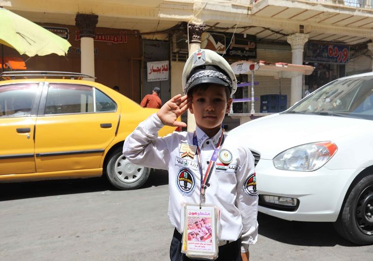 بالصور.. "العين الإخبارية" ترصد تجربة 3 أطفال لحل أزمة المرور ببغداد