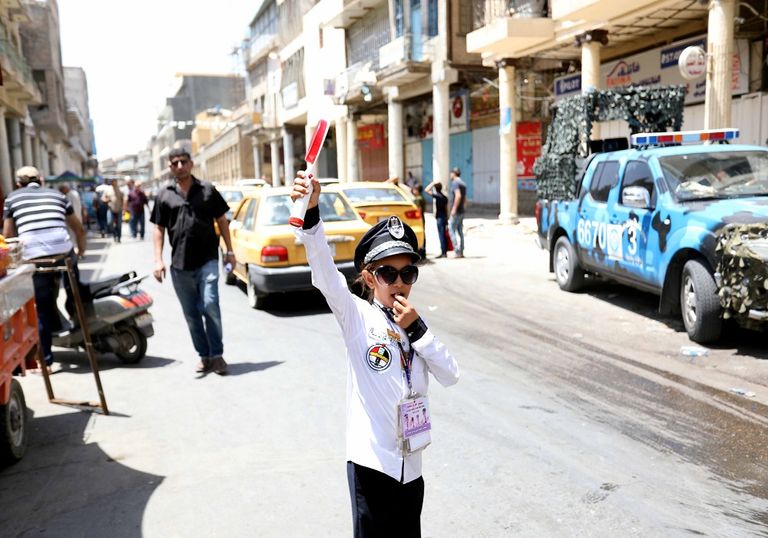 بالصور.. "العين الإخبارية" ترصد تجربة 3 أطفال لحل أزمة المرور ببغداد