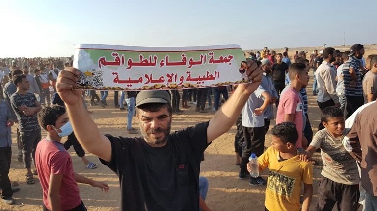 جانب من مسيرات العودة اليوم الجمعة الطواقم الطبية تحمل أحد المصابين برصاص الاحتلال