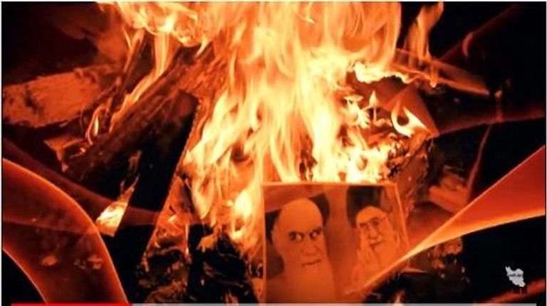 محتجون إيرانيون يحرقون صورة خوميني صاحب فتوى مجزرة 1988 مرشد إيران الحالي علي خامنئي أحد المتورطين في مجزرة 1988