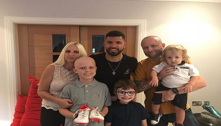 سيرجيو أجويرو وطفل مصاب بالسرطان