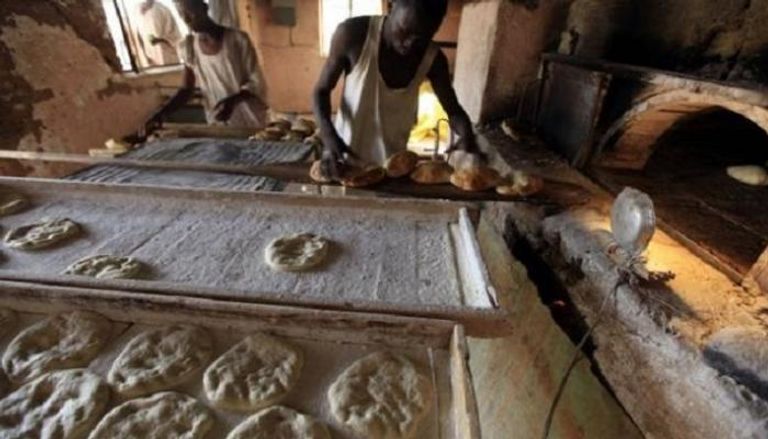 عاملان في مخبز بالخرطوم - رويترز