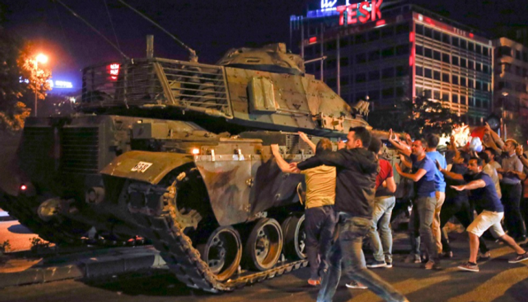 دبابة في أحد شوارع إسطنبول ليلة محاولة الانقلاب- أرشيفية