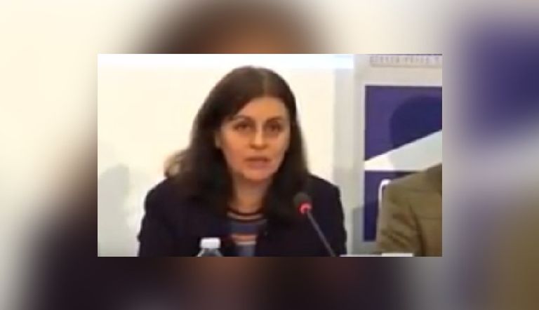 فرزانه مجيدي من فاعليات المؤتمر الموسع للمعارضة الإيرانية