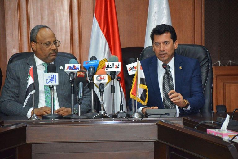 أشرف صبحي مع السفير الإماراتي جمعة مبارك الجنيبي