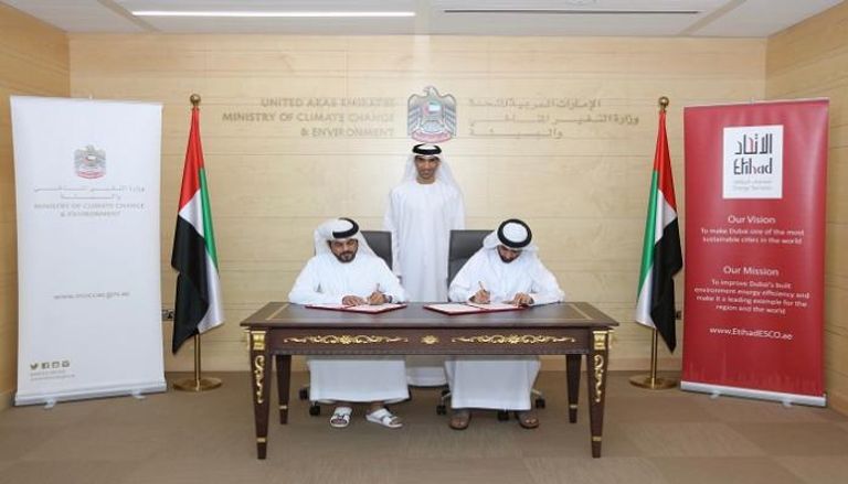 أثناء توقيع مذكرة التفاهم بين "البيئة" الإماراتية و"الاتحاد للطاقة"