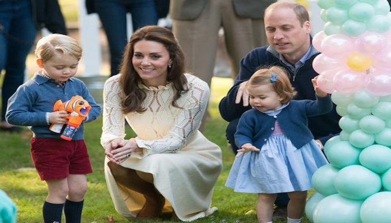 الأمير جورج والأميرة شارلوت مع والديهما