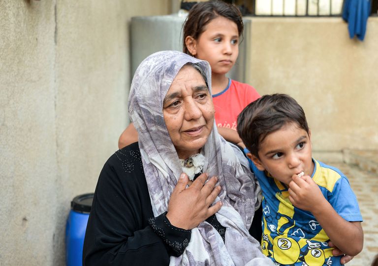 سناء إبراهيم بين أحفادها