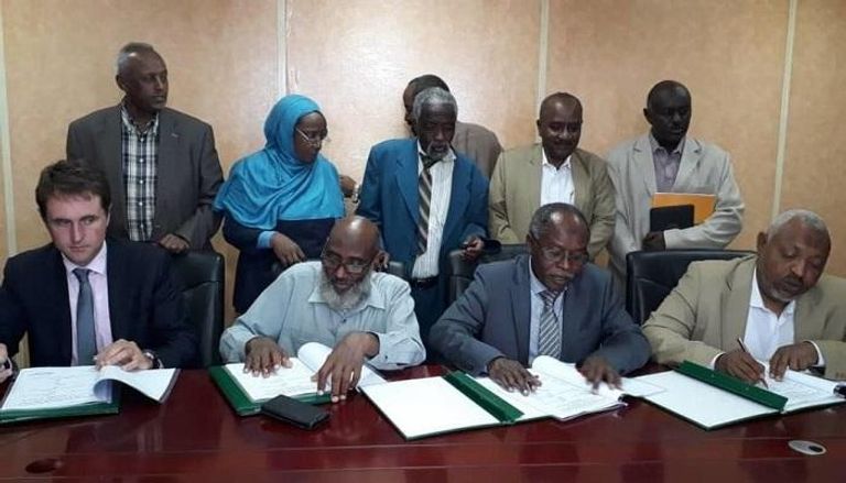 جانب من توقيع اتفاقية الرمال بين السودان وشركة بريزما الألمانية