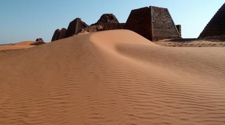 الرمال السودانية البيضاء الغنية بالسيليكون جانب من توقيع اتفاقية الرمال بين السودان وشركة بريزما الألمانية