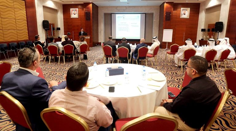 جانب من الورشة التي نظمتها غرفة الشارقة لعرض مزايا الوثيقة الموحدة للتأمين ورشة توعوية بغرفة الشارقة عن الوثيقة الموحدة للتأمين