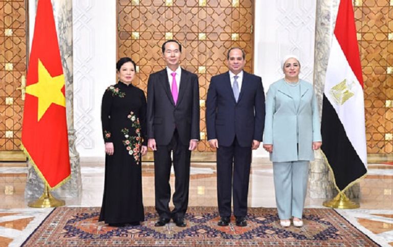 الرئيس السيسي وحرمه ونظيره الفيتنامى وحرمه في قصر الاتحادية الرئيس السيسي ونظيره الفيتنامي خلال مراسم الاستقبال
