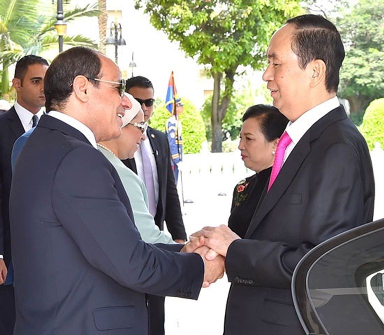 الرئيس السيسي ونظيره الفيتنامى خلال مراسم الاستقبال الرئيس السيسي ونظيره الفيتنامي خلال مراسم الاستقبال