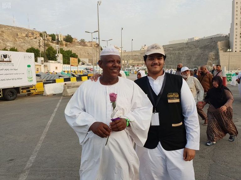 شاب من مكة المكرمة يودع حاجا بالورود