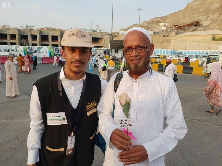 شاب من مكة المكرمة يودع حاجا بالورود