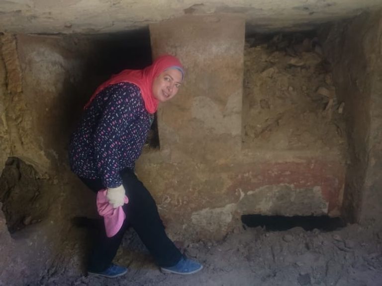 عدد من القطع الأثرية المكتشفة