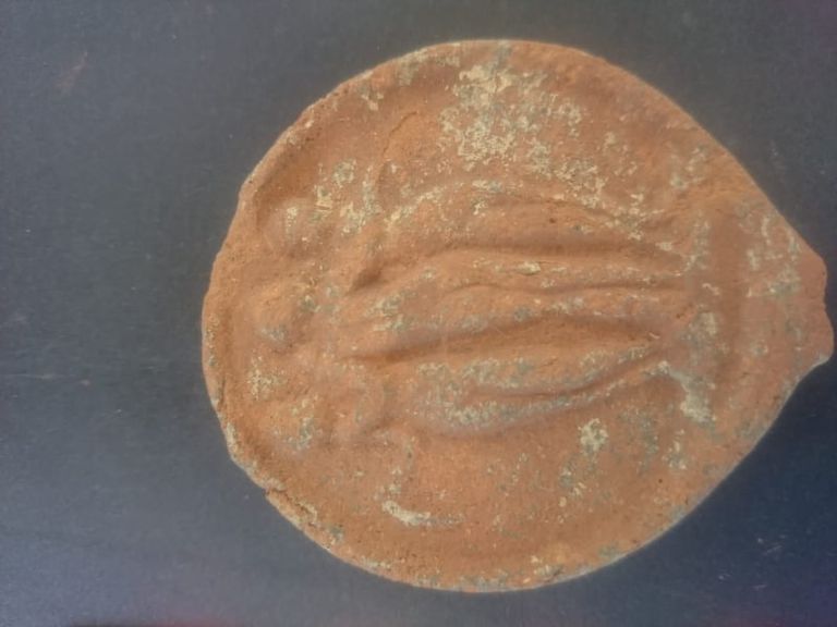 عدد من القطع الأثرية المكتشفة