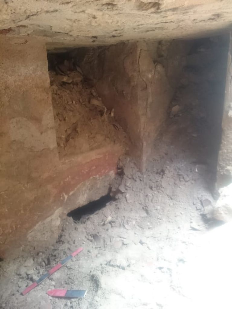 عدد من القطع الأثرية المكتشفة