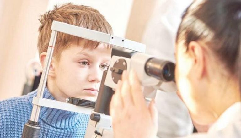 فحص عيون الأطفال في عمر متأخر يعقد علاج المشاكل البصرية