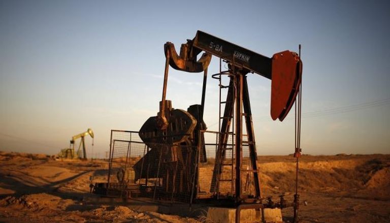 أسواق النفط تتحرك في نطاق ضيق بسبب المخاوف