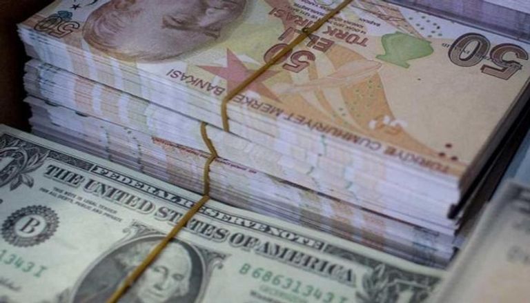 ليرة تركيا تعاود الانحدار أمام الدولار بعد فشل تدابير 