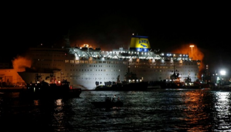حريق في عبارة ركاب يونانية -رويترز