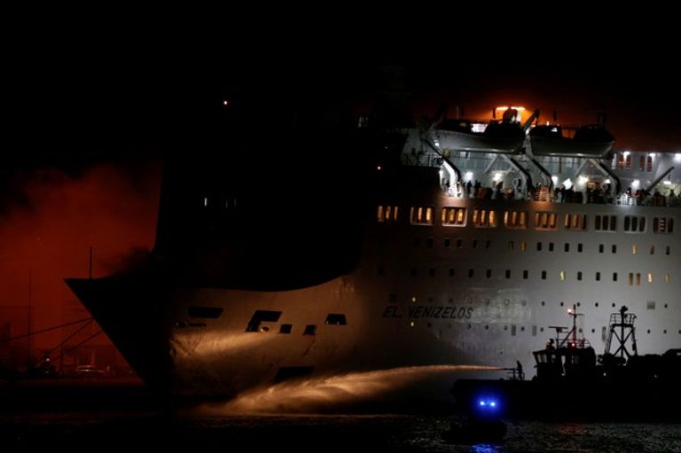 حريق في عبارة ركاب يونانية - رويترز