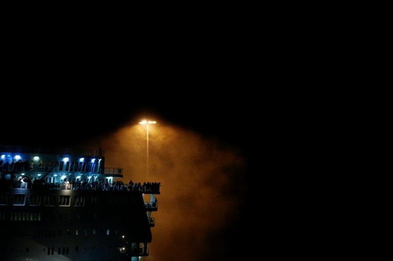 حريق في عبارة ركاب يونانية - رويترز