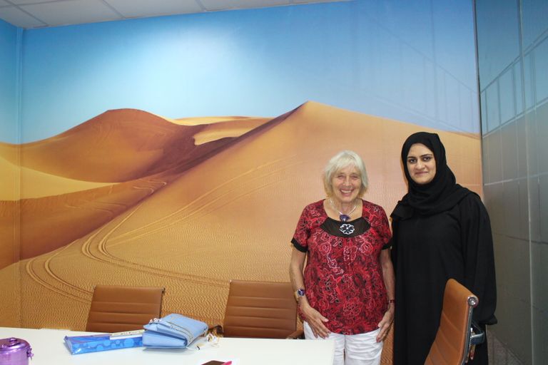 حنان الفردان مع طالباتها