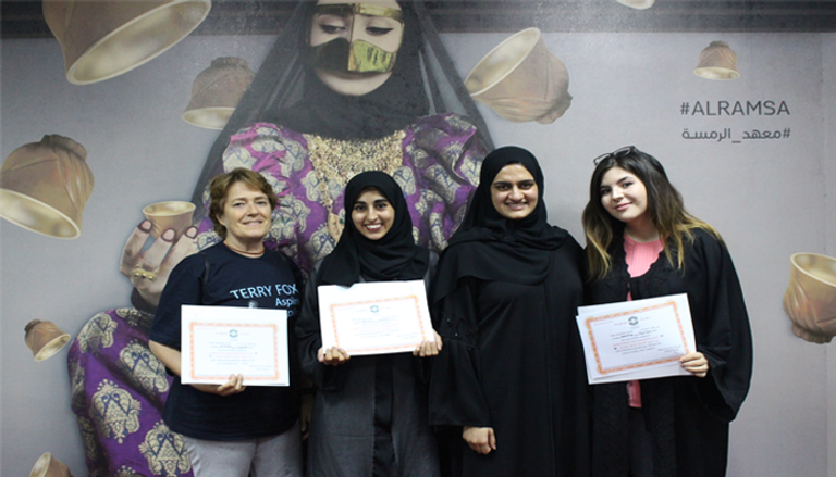 حنان الفردان مع طالباتها