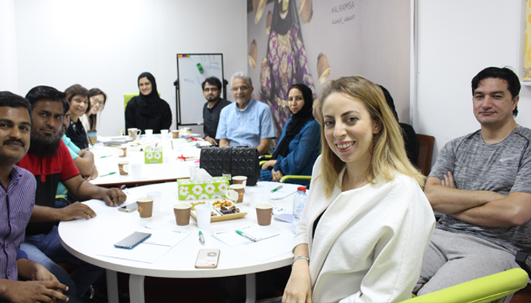 حنان الفردان مع طالباتها